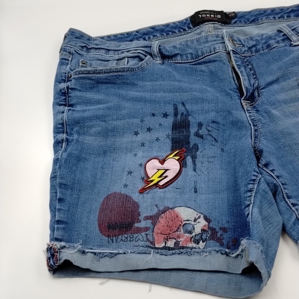 TORRID Premium Jean Shorts Patches & Paint Size 20 Designed in LA 90's - Picture 3 of 14
